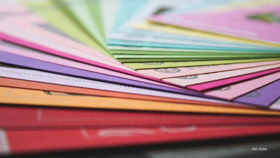 印刷品質を確認するためにチェックされたカラー印刷シートと紙の在庫