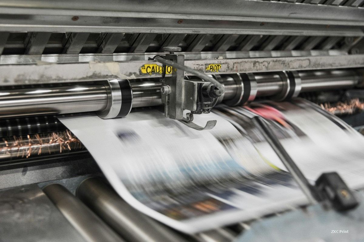 Flexo press web running between rollers with ink transfer