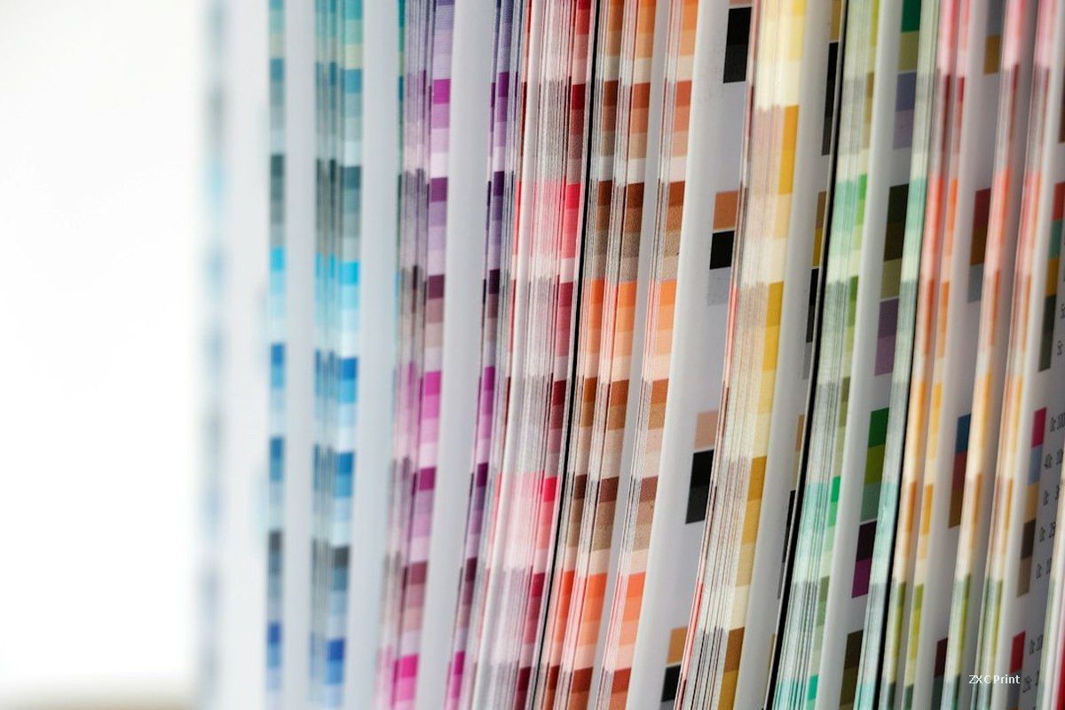 Controllo colore in prestampa su un foglio stampato con barre di controllo colore