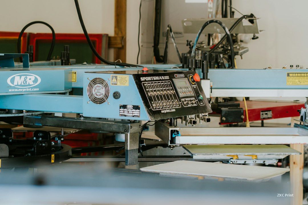 Industrielle Siebdruckmaschine in einer Werkstatt